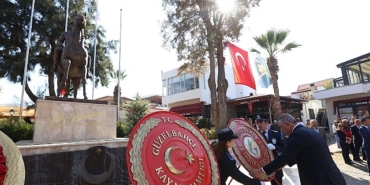 guzelbahcede-atanin-huzuruna-celenk-sunuldu.jpg