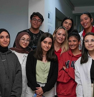 kadin-voleybol-takimi-cocuklar-ve-genclerle-bulustu.jpg