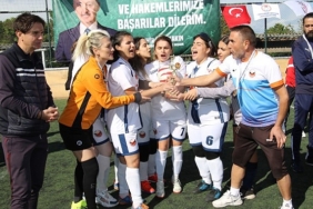 kadinlar-futbol-oynarsa-dunya-yerinden-oynar.jpg