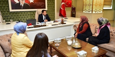 kahramankazan-belediye-baskani-selim-cirpanoglu-halk-gununde-ilce-sakinleriyle-bir-araya-gelmeyi-surduruyor.jpg