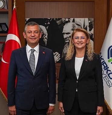 ozgur-ozelden-baskan-ovaliogluna-hizmet-ovgusu.jpg