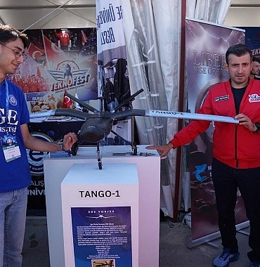 teknofest-yonetim-kurulu-baskani-bayraktar-eu-standini-ziyaret-etti.jpg