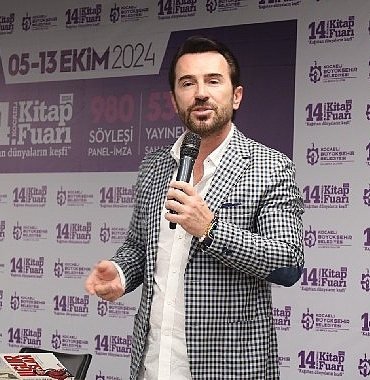 ugur-arslan-kocaeli-kitap-fuarinda-sevenleriyle-bulustu.jpg