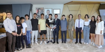 universite-ve-liseli-genclerden-baskan-onala-tesekkur-ziyareti.jpg