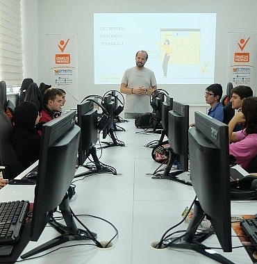zeytinburnu-gencleri-3d-dunyasini-kesfediyor-ucretsiz-atolye-kayitlari-basladi.jpg