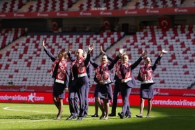 corendon-airlines-onvo-antalyaspor-sipay-bodrum-fk-macinda-taraftarlara-surpriz-boarding-deneyimi-yasatti.jpg