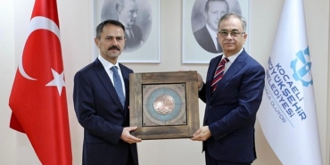 genel-sekreter-baracli-vali-aktasi-agirladi.jpg