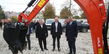 golcuk-belediyesi-vatandaslarina-en-iyi-hizmeti-sunabilmek-amaciyla-makine-parkuruna-3-yeni-is-makinesi-ile-guclendirdi.jpg