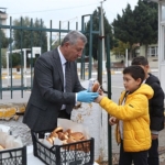 guzelbahce-belediyesinden-ogrencilere-sut-ve-pohaca.jpg