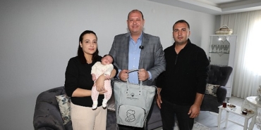 bebeklere-ilk-hediye-menderes-belediyesinden.jpg