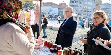 bergama-belediyesi-ureten-kadinlar-icin-yeni-yil-pazari-kurdu.jpg