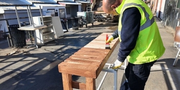 guzelbahce-belediyesi-kent-mobilyalari-uretimine-devam-ediyor.jpg