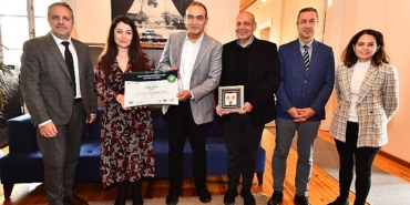 izmir-buyuksehir-belediyesine-en-iyi-100-hikaye-odulu-sertifikasi-verildi.jpg