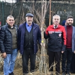 izmirli-kestane-ureticilerine-kestane-gal-arisina-dayanikli-2-bin-620-fidan-dagitildi.jpg