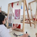 kadinlar-kok-boya-teknigi-kullanarak-hali-ve-kilim-dokuyor.jpg
