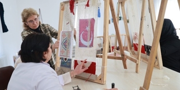 kadinlar-kok-boya-teknigi-kullanarak-hali-ve-kilim-dokuyor.jpg