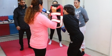 bayraklida-kadinlar-savunma-egitimi-aldi.jpg