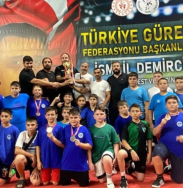 kagitspordan-sampiyonluklarla-dolu-bir-yil.jpg