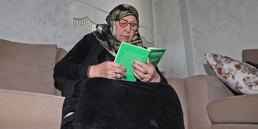 84-yasindaki-ayse-nine-okuma-yazmayi-afrikali-cisse-turkceyi-atasemde-ogreniyor.jpg