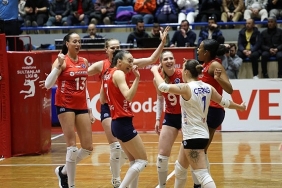 aydin-buyuksehir-belediyespor-kadin-voleybol-takimindan-farkli-galibiyet.jpg