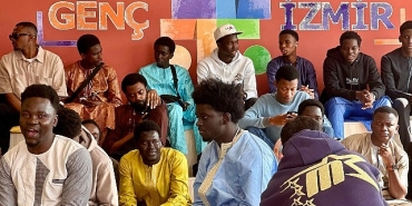 gambiyali-ogrenciler-izmirli-genclerle-bulustu.jpg