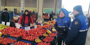 luleburgaz-belediyesi-zabita-mudurlugu-ekiplerinin-kapali-pazar-yeri-ve-semt-merkezindeki-etiket-denetimleri-suruyor.jpg