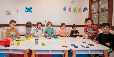 mutlu-cocuklar-oyun-evleri-buyumeye-devam-ediyor-ayla-okmene-yeni-sinif.jpg