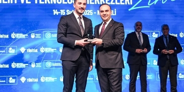 sanayi-ve-teknoloji-bakani-kacirdan-konya-bilim-merkezine-en-iyi-yenilikci-uygulamalar-odulu.jpg