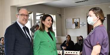 belediye-baskani-nergiz-karaagacli-ozturk-tip-bayrami-sebebiyle-saglik-calisanlarina-ziyaret-gerceklestirdi.jpg