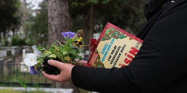inegol-belediyesinden-ramazan-bayrami-arifesinde-mezarliklarda-cicekli-hediye.jpg