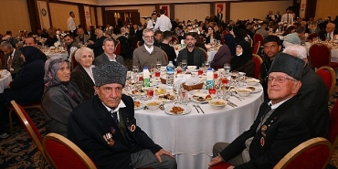 manisa-buyuksehir-ramazanin-son-iftarinda-sehit-aileleri-ve-gazileri-agirladi.jpg