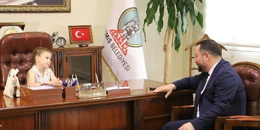 23-nisanda-baskanlik-koltuguna-esila-oturdu.jpg