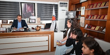 ogrencilerden-baskan-topaloglu-ve-baskan-vekili-biliciye-ziyaret.jpg
