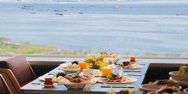 anneler-gununde-marmara-denizi-manzarasinda-brunch-keyfi-sky167de-annenize-lezzetle-taclanan-bir-gun-hediye-edin.jpg