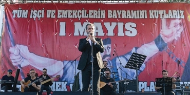 baskan-abdullah-ozyigit-1-mayista-emekcilerle-yurudu.jpg