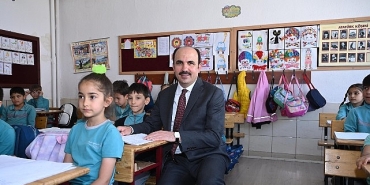 baskan-altay-3-farkli-okulda-ogrencilerle-bulustu.jpg