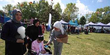 beyaz-kalpler-ogrencilerinden-ornek-davranis.jpg