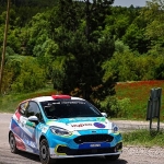 engelli-ralli-pilotu-kubra-aracini-basaridan-basariya-suruyor.jpg