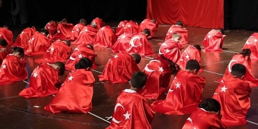 208-ogrenci-kep-firlatip-mezun-oldu.jpg