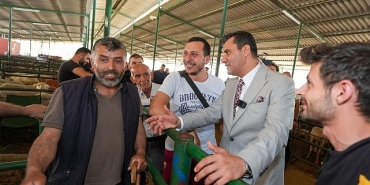 baskan-zeyrek-canli-hayvan-borsasini-ziyaret-etti.jpg