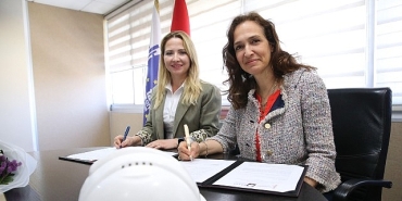 beyaz-baretli-kadinlar-icin-ornek-is-birligi.jpg