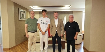 buyukakin-genc-milli-yuzucuyu-kabul-etti.jpg