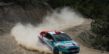 dunyadaki-ilk-ve-tek-engelli-kadin-ralli-pilotundan-cifte-podyum.jpg