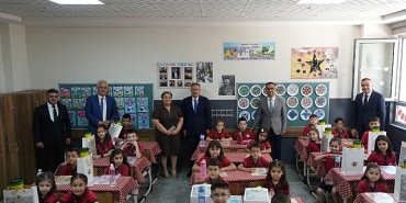 izmir-valisi-dr-suleyman-elban-izmir-il-milli-egitim-muduru-dr-omer-yahsi-karne-gununde-ogrencilerle-bir-araya-geldi.jpg