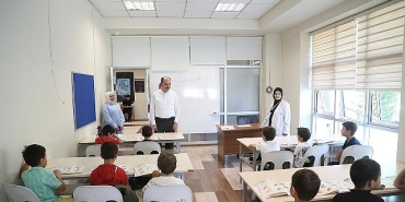 baskan-altay-genc-komek-yaz-okuluna-katilan-ogrencilerle-bulustu.jpg