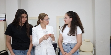 baskan-vekili-abisten-ko-mek-yaz-kurslarina-ziyaret.jpg