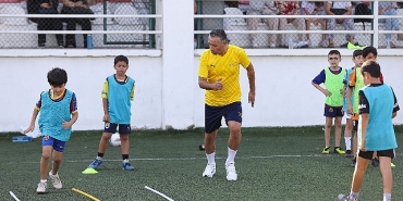 profesyonel-futbolcular-gelecegin-yildizlarina-hocalik-yapti.jpg