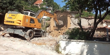 tehlike-sacan-metruk-binalar-yikildi.jpg