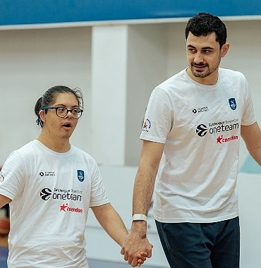 anadolu-efes-spor-kulubunun-2024-2025-sezonu.jpg