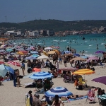 cesme-belediyesi-plajlari-bir-kez-daha-mavi-bayrak-kazandi.jpg